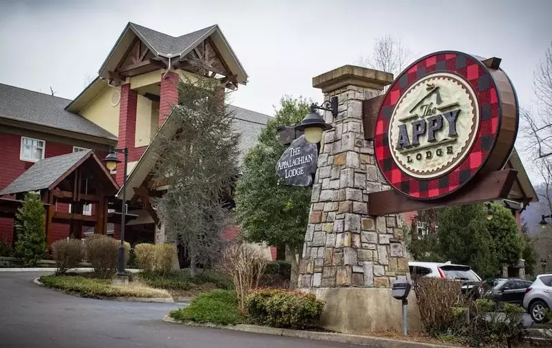 outside of The Appy Lodge Gatlinburg hotel