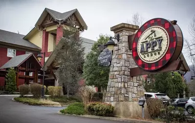 outside of The Appy Lodge Gatlinburg hotel