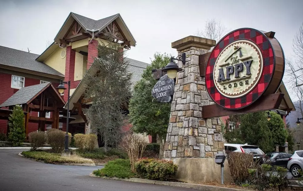 outside of The Appy Lodge Gatlinburg hotel